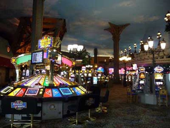 パリスのカジノフロア。朝で空いているのでちょっくら失礼して撮影。<br />広さのせいで天井が低く感じるけど、空の絵が明るくてなかなか健康的な雰囲気。<br />エッフェル塔の足がフロアに突き出てます。<br /><br />