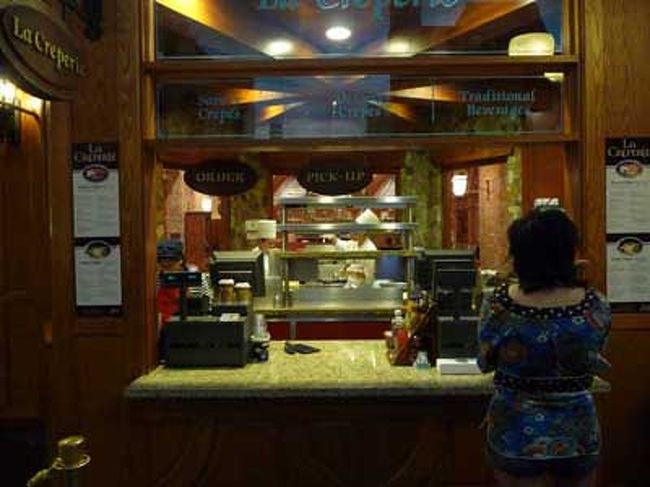 朝食はパリス内のル・クレープです。<br />ここで買って、隣のテーブル席で食します♪