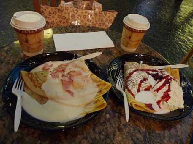 ビッグサーイズ！　１つ９ドル弱。<br />「ミックスベリー＆生クリーム」と「モッツアレラ＆ハム」です。<br />コーヒーはまずかったけどクレープはとても美味しかった♪<br /><br />パリスを軽く見たあとは、ＥＡＳＴ行きのＤＵＥＳＥに乗ってＲＯＳＳへ。<br />安さに興奮して写真は撮り忘れちゃったんだけど、安い洋服や雑貨が豊富なお店。<br /><br />今日は全てバスで移動予定なのでオールデーチケットをバス内にて購入。<br />降りる場所はウィンのバス停の２個先くらいで、リビエラより手前。<br />ＲＯＳＳの文字が見えます。<br /><br />パジャマや友達へのベビー用品土産などを購入。<br />赤ちゃんの可愛い肌着？が２着で３ドルとか！　かなり激安。