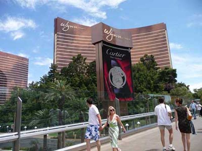 ROSSからウィンにDUECEで移動。<br />ウィンはブロンズカラーと曲線がとても美しいですね。