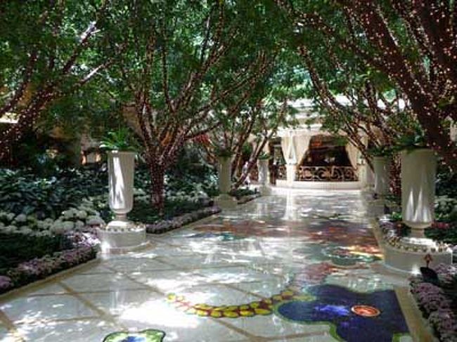 ホテル内も高級感があって、ベラッジオより静かな雰囲気。<br />ＲＯＳＳの大きなビニール袋を抱えて軽く場違い感がある私ら。