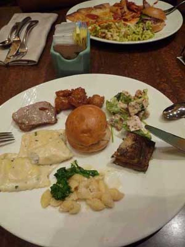 昼食はウィンのバフェでーす。<br />カジノのスロットで遊んでコンプを貰ったので無料なのです。わーい。<br />光が差し込む開放的なバフェでした。
