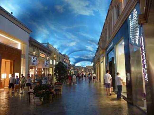 午後はショッピング三昧の予定なので、ファッションショー、フォーラムショップスへ。<br />全てが大きいラスベガスはモール内を歩くだけで足が棒に。<br />絶対ヒールの靴じゃ無理！<br />私はバレーシューズとスニーカーで挑みました。<br />ロクシタンは日本の４割くらい安かったです。義理母へお土産購入。<br />フォーラムショップス内のMACは品数も豊富で店員さんも気さくで良かった♪<br />私の挙式仕様のネイルアートが珍しいのか、「ワオ！みんなコレ見てよ！凄いわ」って感じで盛り上がってくれました。