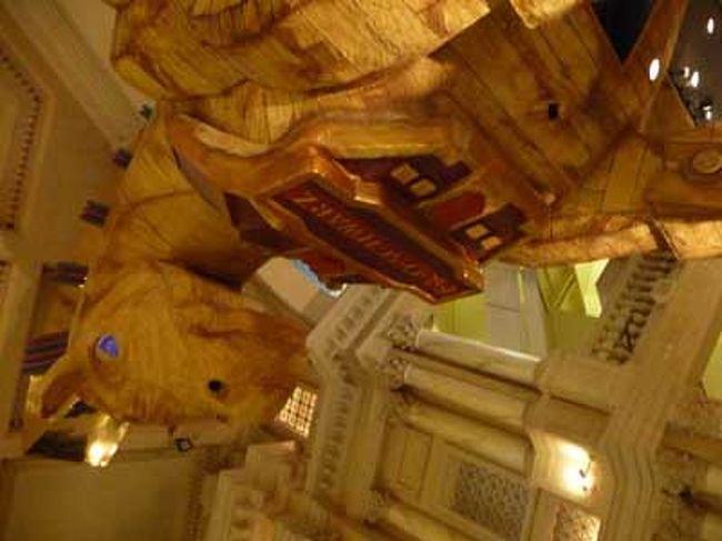 トロイの木馬です。これ、おもちゃ屋さんのエントランス。<br />鼻の穴が気になるんですが。