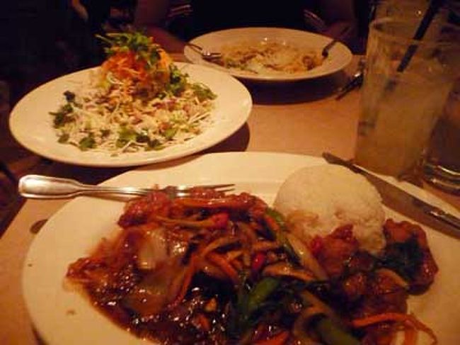 夕食はベネチアンホテルのグランドラックスカフェへ。<br />アジアンサラダと、クリスピーキャラメルチキン、カルボナーラを注文。<br />これがとんだ誤算で、頼みすぎた！<br />クリスピーキャラメルチキン、一皿で３人前はあるよ。でも激ウマ〜！<br />食べきれずにいたら、ウェイターさんが「持って帰る？」って聞いてくれたけど、持って帰ってもきっとお腹減る時が無さそう･･･。<br /><br />この後ＴＩの屋外ショー、サイレンス・オブＴＩをチラっと見て２日目は終了。<br />翌日のグランドキャニオンに備えます。<br /><br />3日目に続く。。。