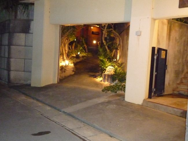 わかりにくい場所です。<br /><br />薄暗いサトウキビ畑をズンズンすすむとあります。<br /><br />カーナビ設定でお店の前につけました。