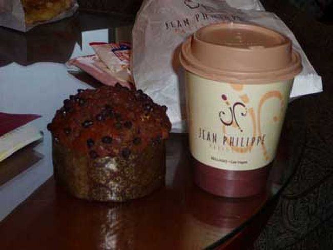 ５/６(火)　ラスベガス３日目<br /><br />今日は朝からグランドキャニオンのツアーに行きまーす。(≧з≦)<br />朝食はベラッジオ内のパティスリー「ジャン・フィリップ」でチェリーパイとコーヒーを買って来て部屋で簡単に食べました。時間も無いしね。<br />写真は食べ切れなかったチョコチップマフィン。いわゆるコストコサイズ。