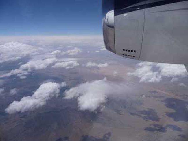 今回は「エアー＆バスツアー」を予約しました。<br />飛行機で現地までいって、グランドキャニオンをバスで周るツアー。<br /><br />朝の9時半にホテルに迎えのバスが来て、VISION航空のエアポートまで行きます。<br />そこで軽く説明を受け、昼食用のランチボックスを受け取り、小型飛行機に乗ってグランドキャニオンへ。<br />ツアーのお客さんは全員日本人なので気楽です。