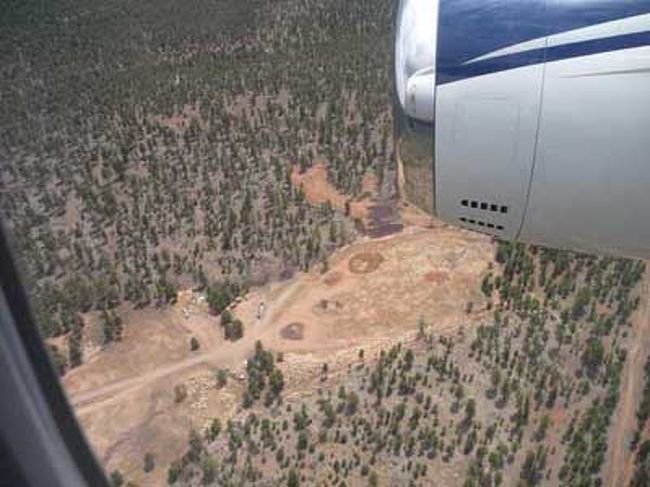 約４０分くらいのフライト。<br />揺れると聞いていたので酔うかも･･･と不安だったけど、意外にも全然余裕でした。<br />ランチボックスまで完食。