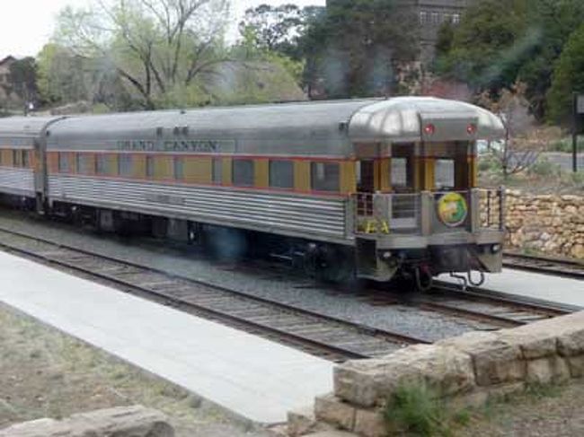 グランドキャニオン鉄道。<br />こんなのに乗ってのんびりアメリカを巡ってみたいものだわ。<br /><br />ヨーロッパとかを電車で一ヶ月くらいかけて周ってみたいなぁ。<br />オリエントエクスプレスってやつ？<br /><br />そうそう、以前オーストリアのウィーン→イタリアへ電車で移動した事があったんだけど、<br />食堂車で食べてたら、ちょうど国境を渡ったみたいだったの。<br />そしたらギャルソンが、それまでドイツ語しゃべってたのに、いきなりイタリア語にチェンジしたのよ！<br />で、「今国境を越えたよ、ルネッサーン！」ってシャンパンをサービスしてくれたの。<br />ね、列車の旅って素敵！！！