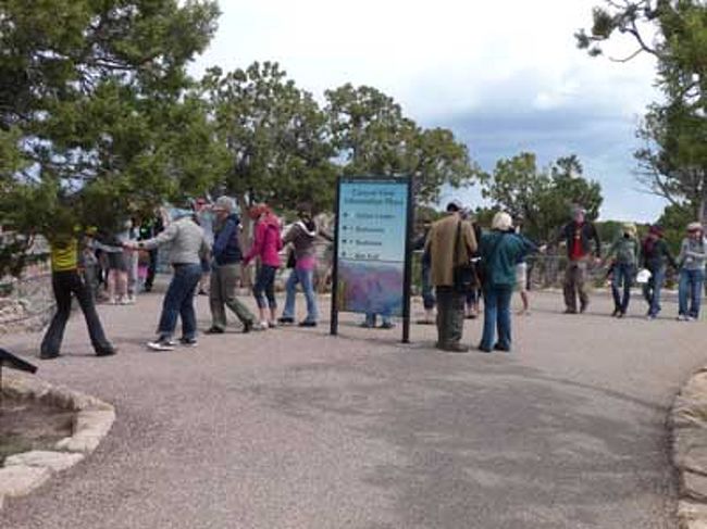 目隠しをして引率されてる外人さんのツアーを発見。<br />お手手つないで ビューポイントまで連れて行かれて〜