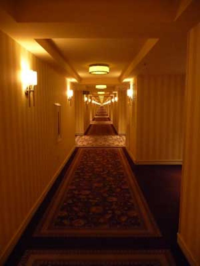グランドキャニオンツアーも終わってホテルに戻ったのは夕方５時前。<br />写真はべラージオの客室の廊下。<br />合わせ鏡みたいに永遠にドアが続く･･･。<br />手前のほうの部屋でよかったホントに。