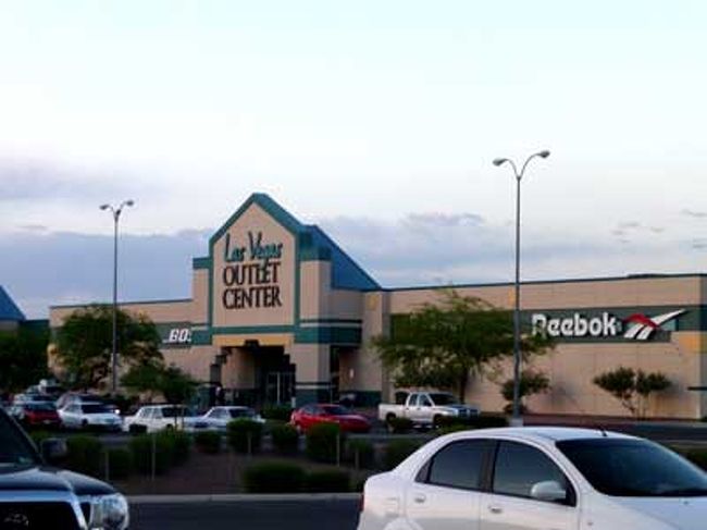 着替えたら貪欲に行動しますよ。<br />ＤＵＥＣＥでラスベガス・アウトレットセンターへ。<br />広い割りにお客さんも少なくて閑散とした寂しいイメージでした。<br />ショップを比較しても、プレミアムアウトレットだけで充分だったかも？<br />それでもキッチン雑貨などをちょこっとだけ購入。<br /><br />しかも、帰りのバス停の場所が分からず、遠くに見えるマンダレイベイ目指して延々と歩きました。<br />これは失敗しましたね。<br />ＳＯＵＴＨ行きに乗って終点のＳＳＴＴまで行き、逆方面のＤＴＣ行きに乗ってストリップへ戻るのが正解だったようです。<br />歩いても歩いても近づかないストリップのイルミネーションにイライラしてくるアタイと「これもまた旅の醍醐味」とのんびりした旦那すゎん。