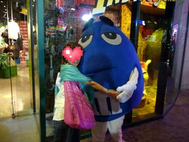 Ｍ＆Ｍ`sの着ぐるみたんと一緒に記念撮影。<br />この握られた手が予想外に力強くてちょっとビビったのは内緒なり。