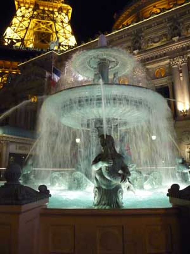 ホテルに戻るまでの間も飽きる事のない街だね〜。<br />昼間とは違う、ライトアップが素敵なパリスの噴水。<br />ほんとキレイ〜！