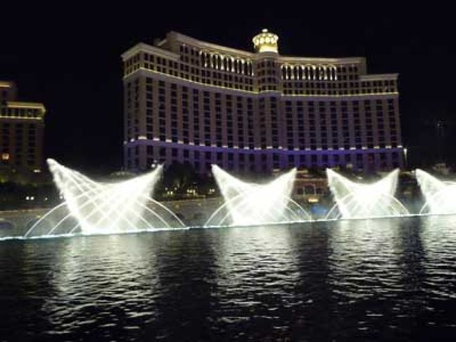 そして恒例の噴水ショー。<br />サラ・ブライトマンのtime to say goodbyeを聴きながら、ラスベガスに来てるんだなぁ･･･とウットリ。<br /><br />今日はこれにて終了〜。いやぁ充実した一日でした★<br /><br />4日目に続く。。。<br />