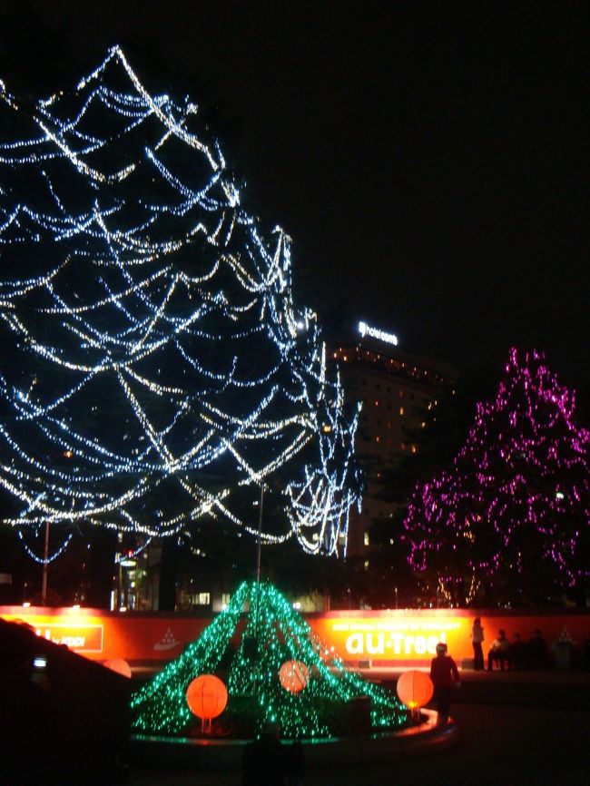 この時期の仙台といったら<br />「光の杜」<br /><br />全国各地のイルミネーションを<br />見てきたけど、<br />やっぱりココが一番!!!<br /><br />ココ、勾当台公園からスタート★<br />勾当台公園には屋台やスケートリンク･･<br />お祭り騒ぎ。