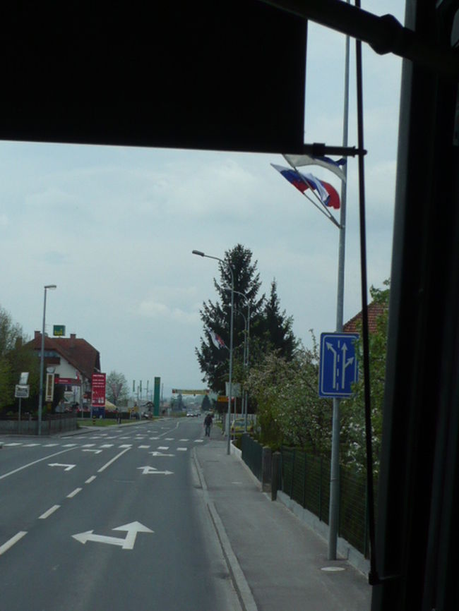 ←◆『リュブリアナの街並み♪』<br /><br />相当田舎だけど綺麗な町でしたよ <br />うーん何だか・・人がいないです<br /><br />もしかしてと「ｉ」で確認した処<br />5/1メーデーは祝日との事(￣◇￣;)<br />