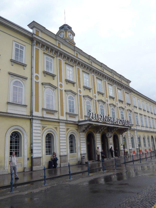 ←◆『キュブリアナの鉄道駅♪』<br /><br />私が下調べしておいた11時と12時の<br />ポストイナ行きは祭日で減便との事<br />「列車は13時20分バス15時しかない」<br />と判明して・・倒れそうでした<br /><br />いやいや「こんな事でメゲるモンか」<br />と13時20分発でポストイナに行く事に<br />洞窟ツアーに乗るとオパティア直行便<br />が無くなる！すると「ｉ」の担当者が<br />乗継ぎで20時半頃オパティア着を確認