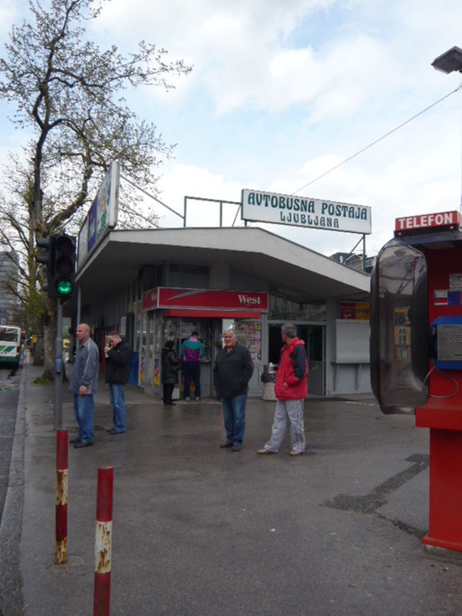 ←◆『駅前のバスターミナル♪』<br /><br />しかもリュブリアナ→ベニス便は<br />ダイヤ改正で5月無くなったと判明<br /><br />ええー(￣◇￣;)そんなアホな〜<br />頭の中が真っ白になっちゃったぜ〜<br /><br />5/1って事は今日からなくなったとは！<br /><br />信じられなーい(｀〜´)