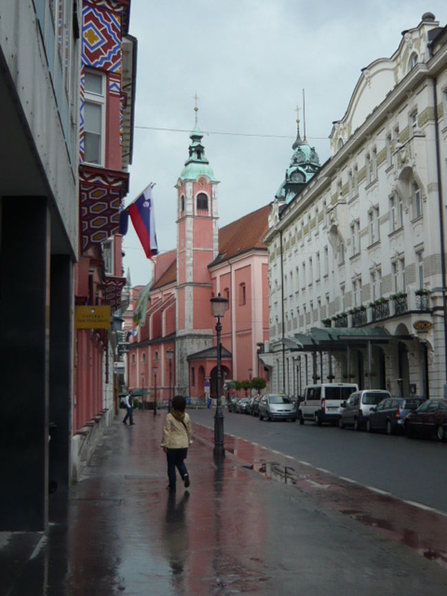 ←◆『リュブリアナの街並み♪』<br /><br />まず駅の奥のロッカーに荷物を預けて<br />13時過ぎ迄ヒマなんでリュブリアナを<br />観光しようとしたら雨だし(￣ε￣；)