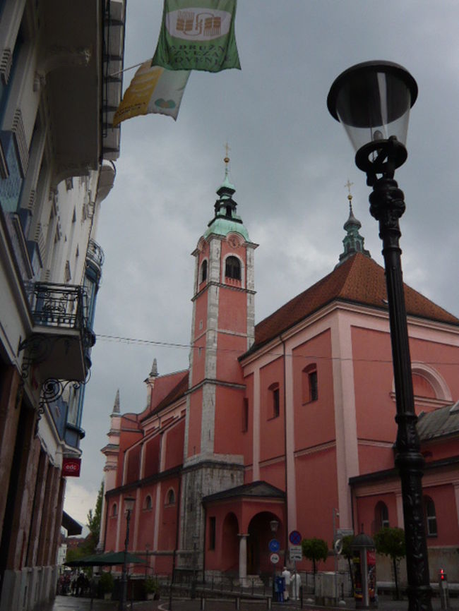 ←◆『リュブリアナの街並み♪』<br /><br />これが赤い聖フランシスコ教会<br /><br />一段と暗くなってるから急ごう