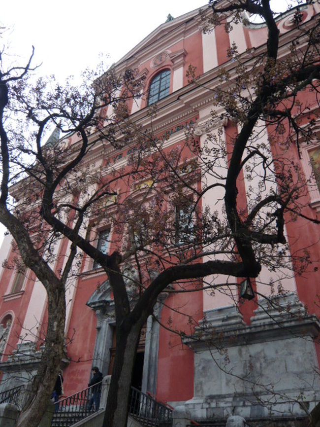 ←◆『リュブリアナの街並み♪』<br /><br />赤よりピンクの聖フランシスコ教会