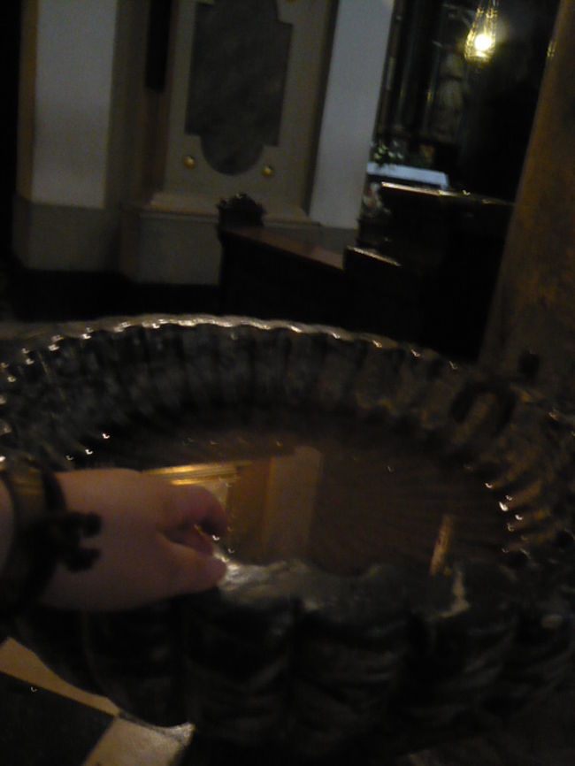 ←◆『聖フランシスコ教会♪』<br /><br />入口の聖水で、お清めしてから