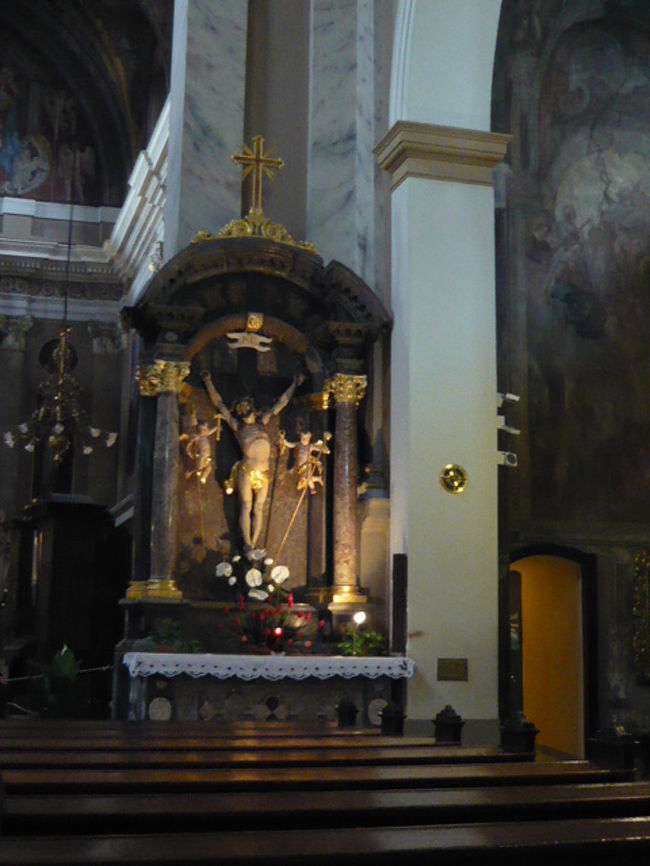 ←◆『聖フランシスコ教会♪』<br /><br />イエスの像はライトアップされて