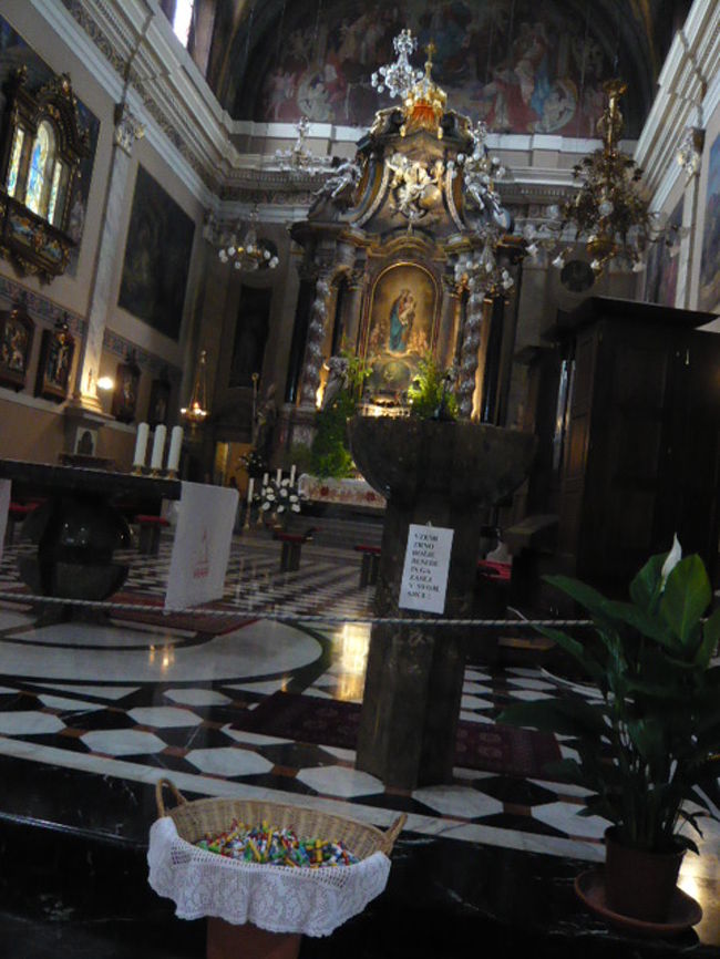 ←◆『聖フランシスコ教会♪』<br /><br />床も綺麗ですが、手前の籠は飴？