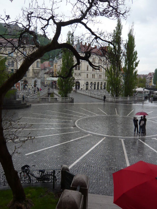 ←◆『教会前の広場♪』  <br /><br />広場に模様が書かれてますね