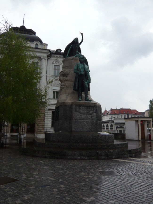 ←◆『教会前の広場♪』  <br /><br />広場前からミニ列車が出ます<br /><br />でも人も全然いなくて寂しい<br /><br />