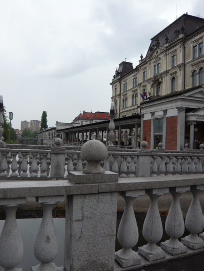 ←◆『３本橋トロストモイエ♪』<br /><br />真ん中が車専用で両脇は人用です  