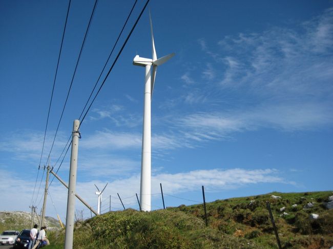 四国カルストでは風車が風力発電しています。