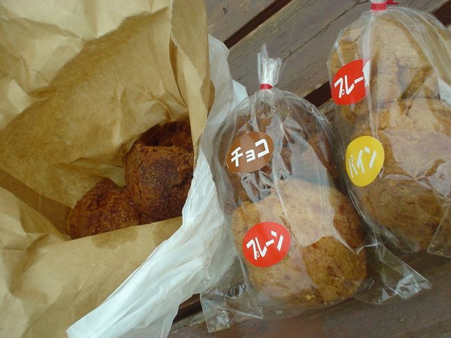 またまたもらい物。<br /><br />三矢本舗と言うとお菓子屋さん。<br /><br />サーターアンダギーが売りで、<br />その中でもドラゴンボールという<br />商品が人気なんだけど、<br />私達が行った時間は早すぎて、<br />まだそれがなかった。<br />（９時10分前だった。店は９時から。）<br /><br />サーターアンダギーを４つ買うと、<br /><br />これ食べる？<br />今日までの賞味期限だけど…<br /><br />って言いながら他に袋入りのを二つくれた！<br /><br />自転車で来たのを見てくれたみたい。<br />貰ったのを足して全部で8個！<br />すぐお腹がすくからうれしい差し入れだ！<br /><br />今日は貰い物の日かも。