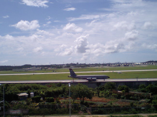 8月22日は雨でお休み。<br />フェリーのチケットを取り直し<br />してました。<br /><br />台風と沖縄の旧盆とぶつかり<br />希望通りには取れなかったけど。<br />何とか確保。<br /><br />今日は<br />8月23日<br />うるま市の具志川レクリェーションセンターから<br />13キロ位離れた所にある、<br />県道74号沿いの道の駅<br />「かでな」にやってきました！<br /><br />天気予報は雨だったのに。。<br />すごい日差しです。