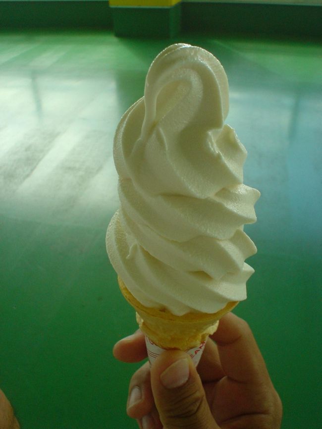 おっぱそふとクリーム！！<br /><br />おっぱとは今納帰村の乙羽という<br />地名のことです。<br />私達が沖縄に入って<br />最初にキャンプした所が乙羽でした。<br /><br />おっぱ牛乳は沖縄の牛乳のブランド<br />なのでしょうね。<br /><br />北海道ミルク！といった具合で、<br />おっぱ牛乳！といった感じなんだろうな。<br /><br />でも、うしのいる風景に<br />出逢わなかったなー。<br /><br />松坂牛の松坂でも牛を見なかったし…<br />そういうものなのかな。<br /><br />食べたらさっぱりして<br />ておいしかった！<br /><br />牛乳独特の後味の<br />ねちょねちょが少ないかな。<br />250円で、コーンのしっぽまで<br />ソフトが入ってる！<br /><br />かなり良かった！<br />道の駅かでなの四階で売ってます！<br />基地を見ながら是非どうぞ！ 