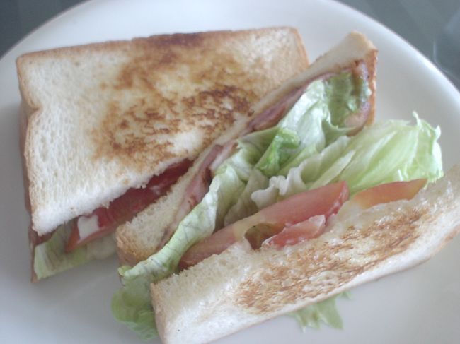 ママがおすすめなのが「BLTサンド」490円。<br /><br />かなりうまい！<br />見てくれは洒落っ気ないんだけど、<br />レタスたっぷりトマトどっさりで<br />ケチることなくベーコンが敷いてある！<br /><br />このベーコンの塩気が丁度良くて、<br />もっとじっくり味わえば良かった<br />と後悔する早さで完食！！<br />