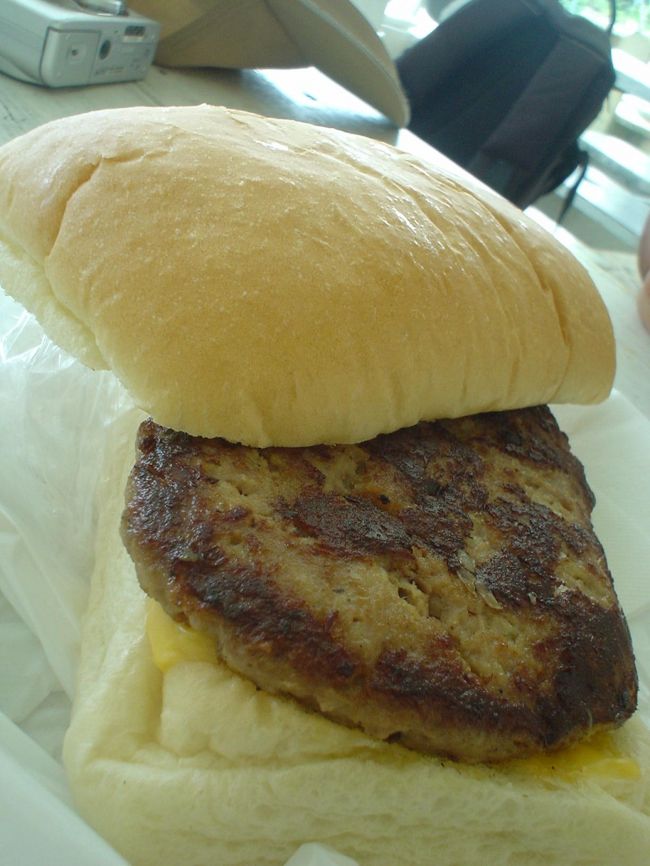 ここで有名なのは、<br />「ジャンボチーズバーガー」550円！