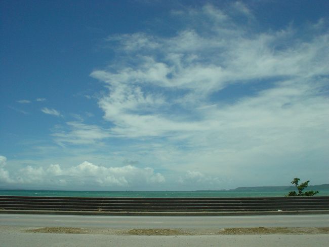 8月24日<br />さて今日は、<br />国道329→県道8→県道37→県道10で<br />同じくうるま市にある、<br />海中道路ロードパークに<br />いってみようと思います！<br />17キロ位かな。往復で34キロ位。<br /><br />パークと言っても公園ではなく、<br />沖縄本土の東にある、<br />小さな島に渡すでっかい橋？なのか？<br /><br />愛媛県の来島海峡大橋みたいのかなぁー<br />って想像してます。<br /><br />天気予報では、昨日の夜から雨で、<br />今日はかなりの雨のはずが・・・<br />晴れてます！おいー！<br /><br />　でも昨晩はかなりのスコールがありました！<br />（珍しく当たった）<br />雨にびびって夜あんまり眠れませんでした(^o^;)<br />テントだと雨の音は怖いよ〜！<br /><br />二度寝したら、今度は熱射されて汗だくで起床！<br /><br />　沖縄の天気はわからないですね。<br />