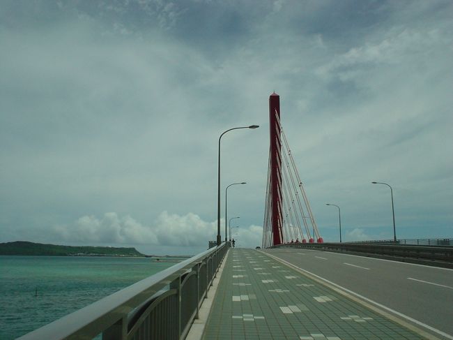 つきましたー！ロードパークは橋じゃなくて、<br />名前の通り道で、細長い公園になっています。<br /><br />道の至る所から、<br />海に入れるようになっているけれど<br />ハブクラゲという猛毒を持つクラゲが<br />いるそうです。こわ〜。<br /><br />泳ぐことをおすすめしません<br />という看板がありました。<br /><br />禁止じゃないところが沖縄らしいな〜。 