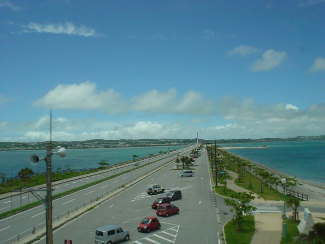 両サイド海。<br />ものすごい突風！<br />向かい風なので前へ進めません！！<br /><br />帯低気圧の影響です。<br />ママチャリは重心が高いから<br />風には弱いんです。<br />うっかり横風なんかに<br />やられないようにしないと！！