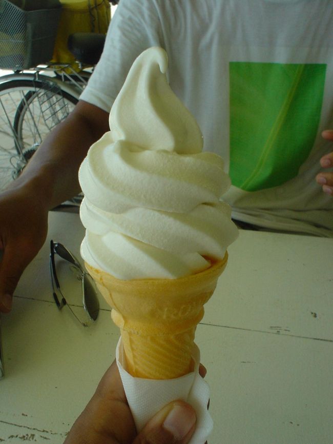 パーク内にあるお店で<br />おっぱソフトクリーム！<br /><br />ここのは量が少なかった(T_T)<br />250円。