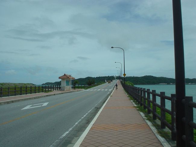 そのあと、平安座島に渡り、<br />全長1430メートルの浜比嘉大橋を渡り<br />浜比嘉島に行きました。<br />