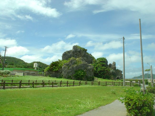 浜比嘉島は赤瓦の家が多く残っている<br />という情報でしたが残念ながら、<br />「多く」と言える感じの所は見つけられず、<br />ほどほどに見て帰りました。<br /><br />もっと奥に行ったら見られたのかもしれません。<br /><br />ただ、沖縄は明日から旧盆ということもあって、<br />ほこらでご先祖様にご挨拶している<br />地元の方を見ることができました。<br />（旧盆だからというわけじゃなく、<br />毎日しているのかもしれません）<br /><br />その様子がちょっとバリの<br />お参りと似ていたので、<br />アジアだな〜なんて思いました