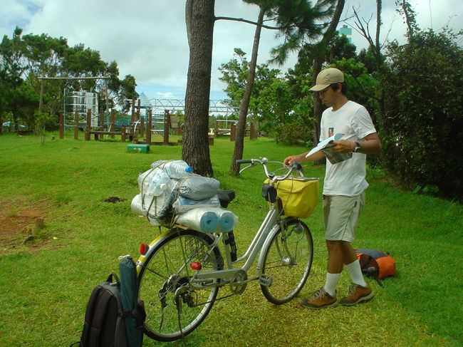 8月25日<br /><br />4泊もさせてもらった<br />具志川野外活動センター。<br />すっかりか顔なじみなってしまった。<br /><br />今日は那覇へ移動！<br />ルートは国道329→国道330→県道81→国道58です。<br />距離は30キロ位かな。<br />