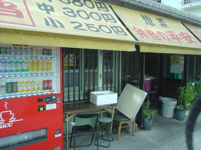 縄でよく見るのが弁当屋。<br />一度食べてみたかったんだけど、<br />沖縄市の国道329号沿いにあったお弁当屋さん、<br />妙に人の出入りが多い〜！<br /><br />丁度お昼だったので<br />そこでご飯にする事にしました。<br />