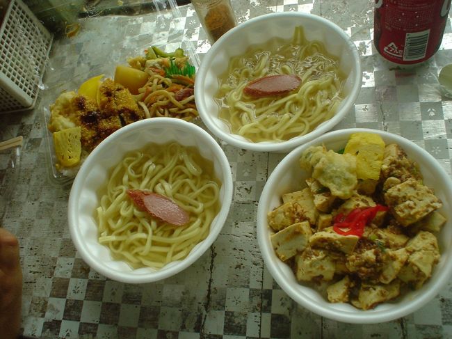 弁当大、中、小とあって<br />私達が買ったのは小。<br />おそばが付いて250円！！<br /><br />激安です。<br />お弁当の種類は色々あるんだけど、<br />大きさで価格が決まってるってすごいなー！<br /><br />小でもかなりのボリューム！<br />お腹いっぱいになりました。<br />味は普通においしかった。<br /> <br />配達注文が多いらしく、<br />お店はてんてこまいでした。<br /><br />本当に薄利多売なんだなぁ。<br /><br />