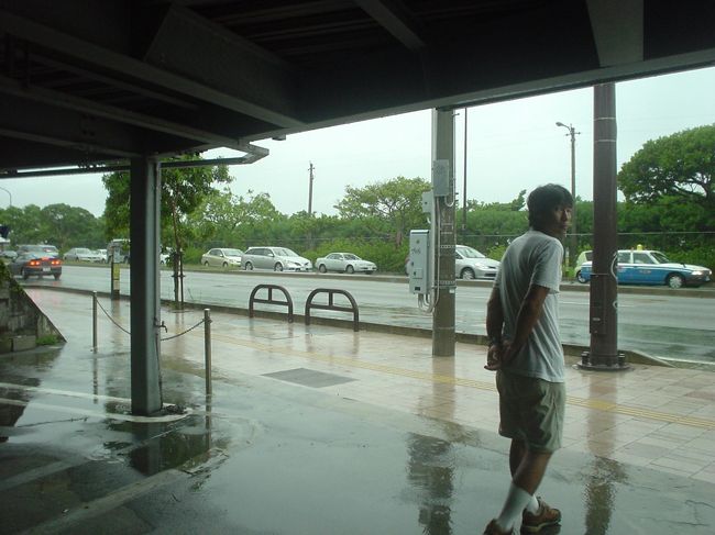 真っ黒い雲に覆われたかと思うと豪雨！！<br /><br />一時間ぐらい雨宿りしてました。もっとかも。<br /><br />広い二階だての駐車場の下で、<br />たまたまあったボールでサッカーやって、<br />雨のやむのを待っていると、<br />ずぶ濡れ小学生が２人やってきた！<br /><br />