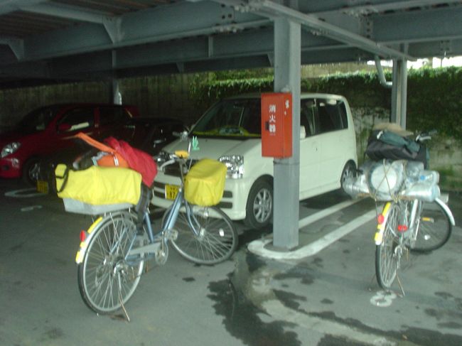 「…どこからきたの？<br />いっぱい荷物つんでるけど…」<br /><br />それが聞きたくてそわそわしてたみたい。<br />自転車で千葉県から走ってきたって言ったら、<br />信じらんないらしく「本当なの？」<br />って聞いたあと<br />「すげえ…」ってびっくりしてた。<br /><br />私はこの小さい子達の想像力に<br />びっくりしたなぁ。<br /><br />「…すげえ」の一言が心の底から<br />びっくりしてるのがわかったから。<br /><br />雨やまなかったらどうするの？って質問も、<br />あまりに真剣なのでびっくりした☆<br /><br />まだまだ何かと質問したいみたいだけど<br />恥ずかしくてできないみたい。<br /><br />雨が弱くなったら<br />お母さんに言われた買い物の品を抱えて、<br />また元気よく「さようなら！」<br />と去って行ったよ。<br /><br />なんか、沖縄の子って<br />素直だなぁって思った。 